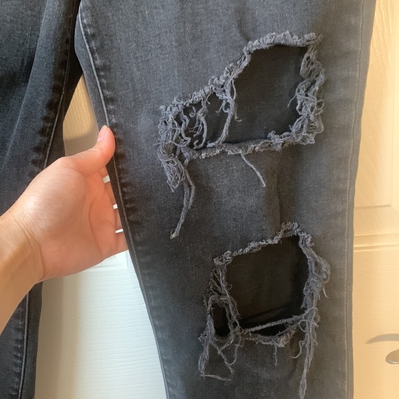 Madewell The Mom Jean Distressed Cropped in Raney Wash Knee-Rip Black size 26 - Picture 8 of 16